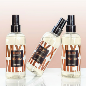 MXX NIÉM Diana Mist Spray antaa kiharoille joustavaa pitoa, lämpösuojaa ja kiiltoa ilman raskasta tai tahmeaa tunnetta. Tilavuus 200 ml.