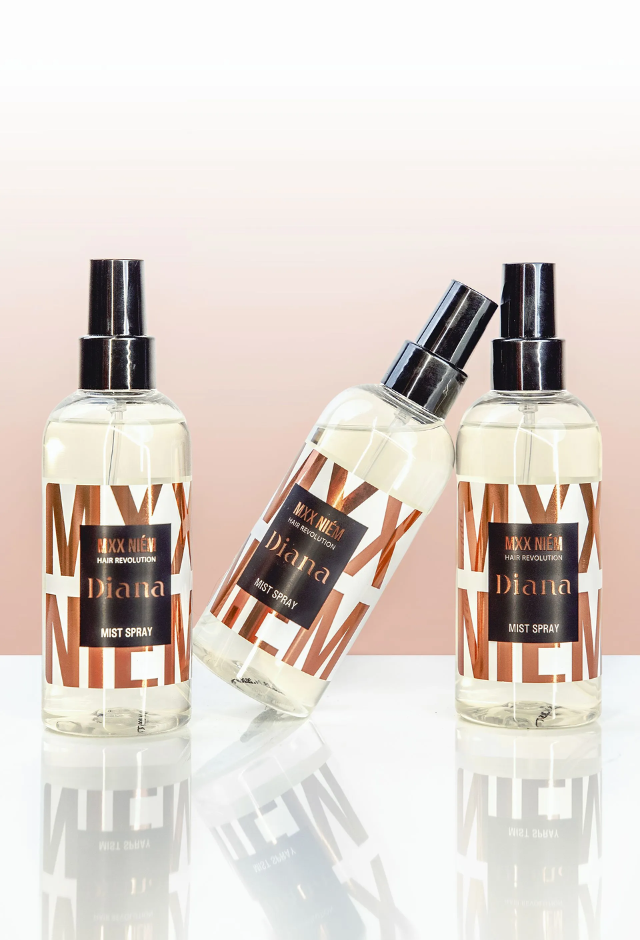 MXX NIÉM Diana Mist Spray antaa kiharoille joustavaa pitoa, lämpösuojaa ja kiiltoa ilman raskasta tai tahmeaa tunnetta. Tilavuus 200 ml.