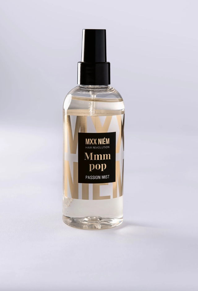 Mxx Niém Mmm Pop Passion Mist 200ml rikkoo tekstuurisuihkeiden säännöt. Se antaa hiuksille kunnolla rakennetta, tuuheutta ja pitoa, mutta jättää ne silti pehmeiksi, liikkuviksi ja puhtaan tuntuisiksi.